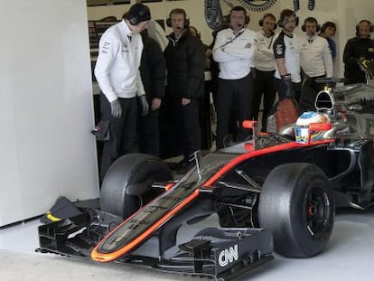 Fernando Alonso, en boxes del circuito de Jerez.
