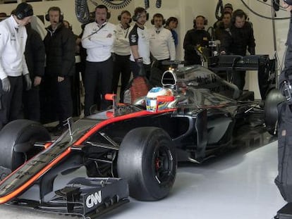 Fernando Alonso, en boxes del circuito de Jerez.