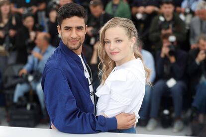 El actor francs Shain Boumedine y la actriz Marie Bernard posan, este viernes, durante el pase grfico de la pelcula 'Mektoub, My Love: Intermezzo'.