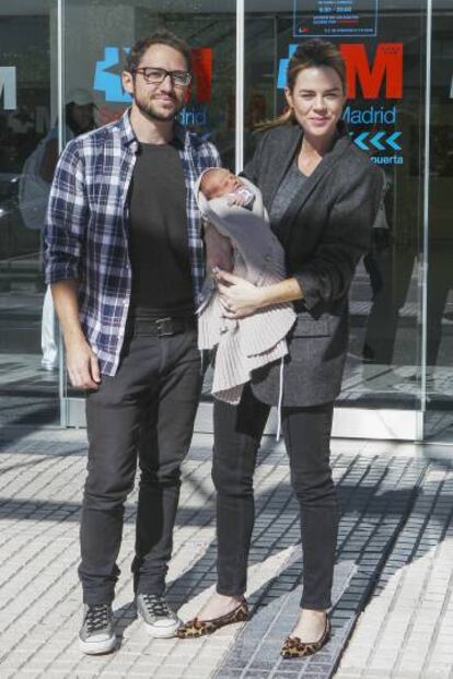 Manuel Martos y su esposa Amelia Bono durante la presentaci&oacute;n de su hijo Jaime Martos Bono en Madrid en octubre de 2016.