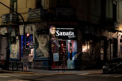 El Bar Sanata es uno de los recintos que recibe a decenas de bailarines de tango.