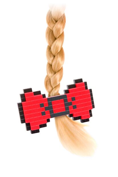 Horquilla para el pelo 8bit, para dar un toque divertido y retro a tu peinado (4,99 euros).