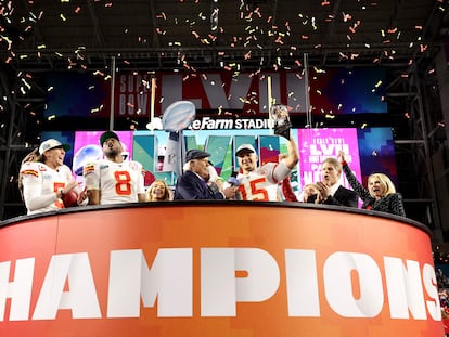 Patrick Mahomes de los Kansas City Chiefs celebra con el Trofeo Vince Lombardi después de derrotar a los Philadelphia Eagles 38-35 en el Super Bowl LVII.