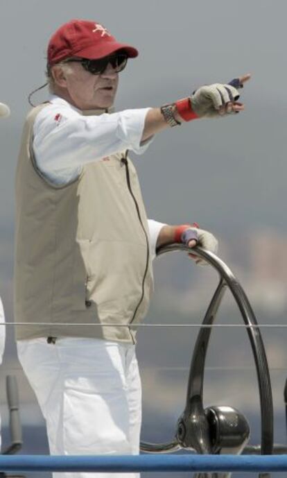 El rey Juan Carlos dirigiendo el 'bribón'.