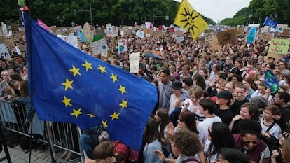 Miles de jóvenes proeuropeos se concentran ayer en Berlín por el clima, uno de los temas clave en las elecciones al Parlamento Europeo.