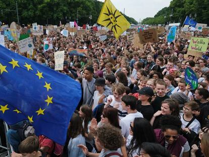 Miles de jóvenes proeuropeos se concentran ayer en Berlín por el clima, uno de los temas clave en las elecciones al Parlamento Europeo.