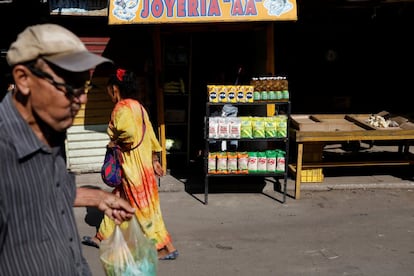 Los habitantes buscan los alimentos básicos para la venta en el mercado de Las Pulgas en Maracaibo.