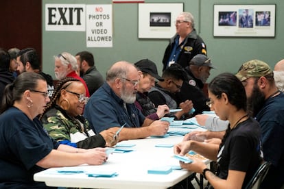 Miembros del sindicato cuentan los votos tras la consulta sobre la propuesta de conevio de Boeing en una sala sindical en Seattle (Washington).