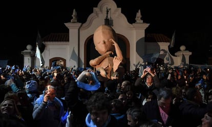 Manifestación contra el aborto legal en Argentina frente a la residencia presidencial de Olivos, en las afueras de Buenos Aires.