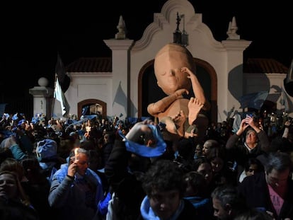 Manifestación contra el aborto legal en Argentina frente a la residencia presidencial de Olivos, en las afueras de Buenos Aires.