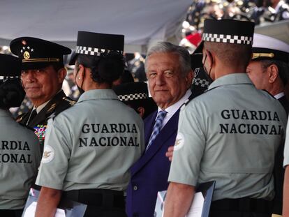 El presidente de México, Andrés Manuel López Obrador, y el secretario de la Defensa, Luis Cresencio Sandoval, en una ceremonia de la Guardia Nacional, en Ciudad de México, el 30 de junio de 2022.