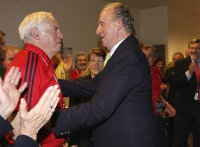 Luis Aragonés recibe la felicitación del rey Juan Carlos al término del encuentro.