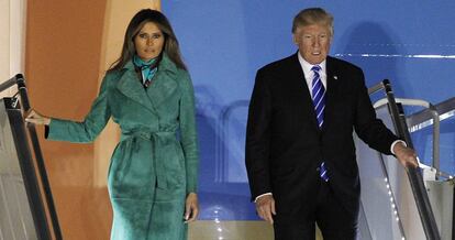 Donald Trump y su esposa, Melania, aterrizan en Varsovia. 