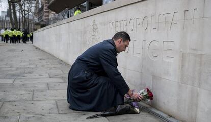 Un ciudadano deposita unas flores a las afueras de la sede de Scotland Yard en Londres (Reino Unido), el 23 de marzo de 2017.