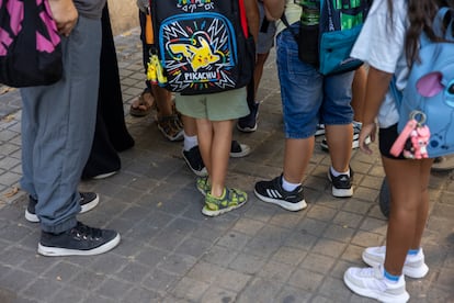 Varios niños  entran al CEIP Lluís Vives de Valencia, este lunes de vuelta al colegio.