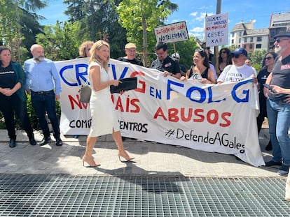 Yolanda Díaz pasa por delante de la pancarta que sostienen trabajadores de la CRTVG ante el Senado en Madrid, en presencia de representantes del BNG, el pasado 25 de abril.