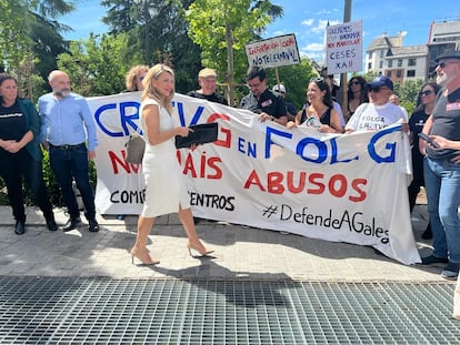 Yolanda Díaz pasa por delante de la pancarta que sostienen trabajadores de la CRTVG ante el Senado en Madrid, en presencia de representantes del BNG, el pasado 25 de abril.