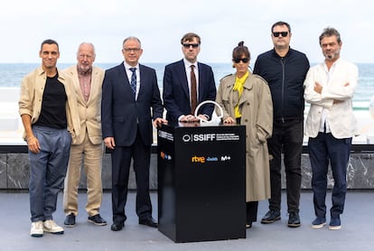 El director Albert Serra posa con su equipo durante la presentación de  'Tardes de soledad', que compite en la Sección Oficial del certamen.