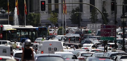 Tr&aacute;fico en la plaza de Cibeles, frente al Ayuntamiento de Madrid. 