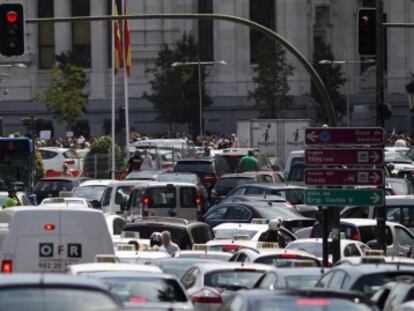 Tr&aacute;fico en la plaza de Cibeles, frente al Ayuntamiento de Madrid. 