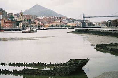 Extraño encanto en los restos cubiertos de limo de una gabarra en la dársena de Galdames, entre Sestao y Portugalete.