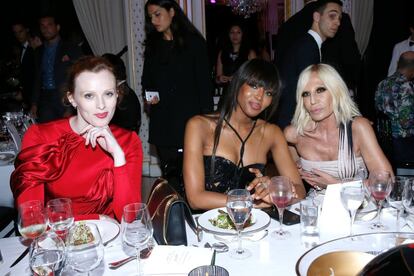 Las modelos Karen Elson, Naomi Campbell y la diseñadora Donatella Versace en la cena de Amfar.