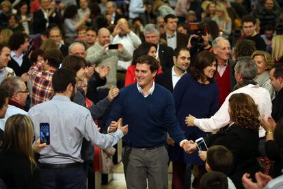 Albert Rivera saluda a los asistentes al acto electoral de Ciudadanos en Zaragoza.