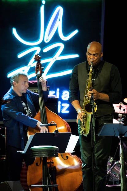 El contrabajista de la Mingus Big Band, Boris Kozlow, y el saxofonista Wayne Escoffery.