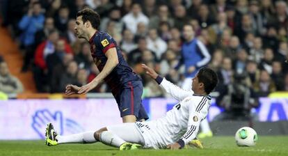 Varane le quita el balón a Cesc en la ida de las semifinales de la Copa.