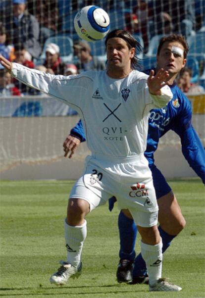 Nano y Pacheco (en primer término) disputan un balón.