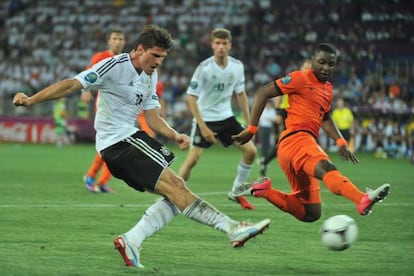 Mario Gómez, en el momento del segundo gol a Holanda.