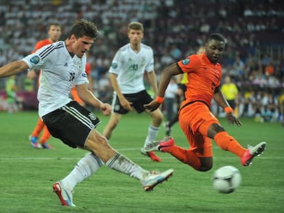 Mario Gómez, en el momento del segundo gol a Holanda.