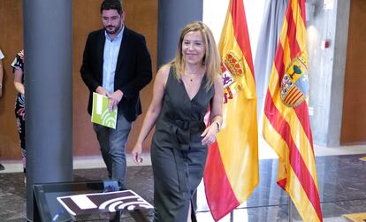 Ana Alós, portavoz del PP, firma el pacto con Alejandro Nolasco, de Vox, en ausencia del líder autonómico del PP y futuro presidente, Jorge Azcón.