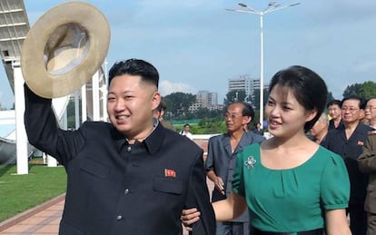 Kim Jong-un junto a su esposa, Ri Sol-ju, en una imagen difundida por la agencia oficial norcoreana KCNA en julio de 2012.