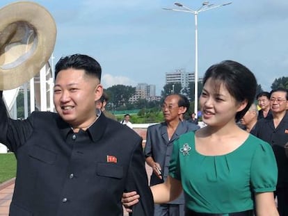 Kim Jong-un junto com a sua esposa, Ri Sol-ju, em julho de 2012.