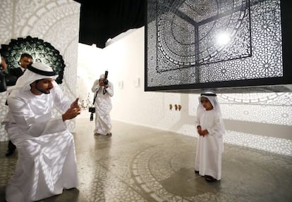 El pr&iacute;ncipe heredero de Dub&aacute;i, Mohamed bin Rashed al Maktum, hace una fotograf&iacute;a a un ni&ntilde;o durante su visita a la exposici&oacute;n. 