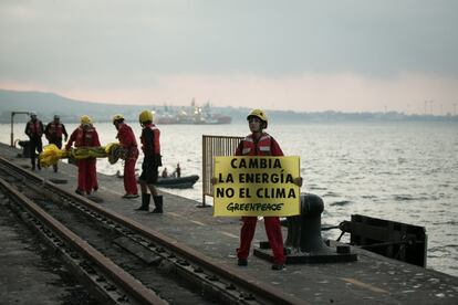 Activistas de Greenpeace desembarcan en la central térmica de Los Barrios en Cádiz (España), el 19 de julio de 2019. La acción se llevó a cabo para exigir el fin del carbón, desde el emblemático barco Rainbow Warrior.