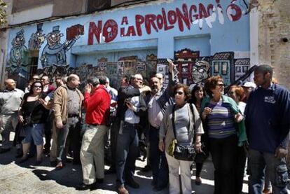 Dirigentes vecinales de diferentes puntos de España posaron ayer en Eugenia Viñes ante un <b>mural</b> en defensa de El Cabanyal.