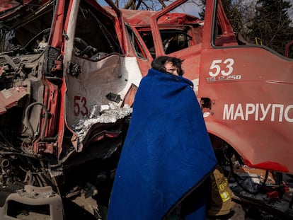 Una mujer se cubre con una manta tras un bombardeo en Mariupol, este jueves.