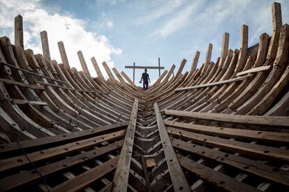 Un hombre indonesio trabaja en la construcci&oacute;n de un &#039;Phinisi&#039;, barco artesanal indonesio de vela que se construye exclusivamente con madera. 