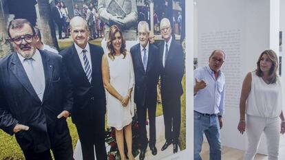 La presidenta andaluza y secretaria general del PSOE andaluz, Susana D&iacute;az, y el secretario de organizaci&oacute;n, Juan Cornejo, en la exposici&oacute;n montada para el congreso de su formaci&oacute;n.