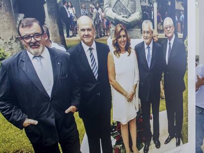 La presidenta andaluza y secretaria general del PSOE andaluz, Susana D&iacute;az, y el secretario de organizaci&oacute;n, Juan Cornejo, en la exposici&oacute;n montada para el congreso de su formaci&oacute;n.