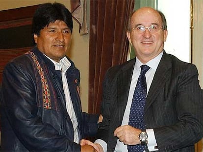 Evo Morales (a la izquierda) y Antonio Brufau se estrechan la mano ayer en La Paz.