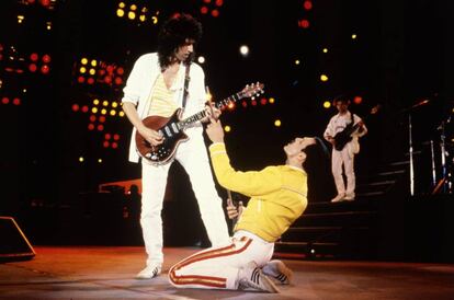 En 1985, Queen había protagonizado un concierto histórico en Live Aid. Al año siguiente, 1986, el grupo revienta el estadio de Wembley en Londres, al que pertenece esta fotografía. Esa imagen de Freddie Mercury con chaqueta amarilla, pantalón blanco y zapatillas Adidas es parte fundamental de la historia del rock.