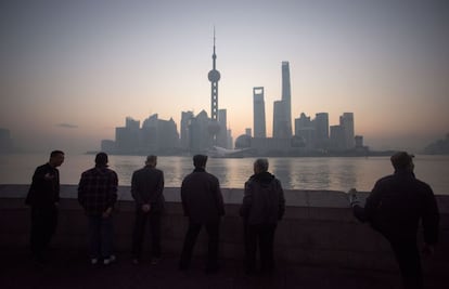 Un grupo de jubilados observan el 'skyline' del distrito financiero de Lujiazui, Shanghái, el día 1 de diciembre.