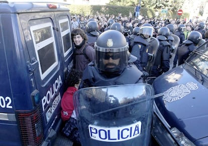 Los estudiantes llevaban un mes concentrándose cuando el pasado miércoles un alumno de 17 años fue detenido y golpeado por los agentes. La contundencia policial ha levantado desde entonces una gran polvareda.