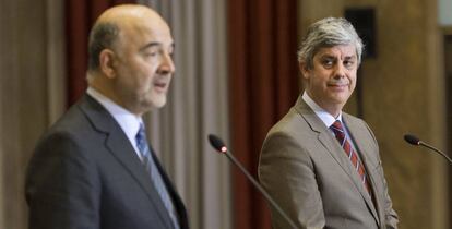 El comisario de Econom&iacute;a, Pierre Moscovici, a la izquierda, con el ministro portugu&eacute;s de Finanzas, M&aacute;rio Centeno, el pasado viernes.
  