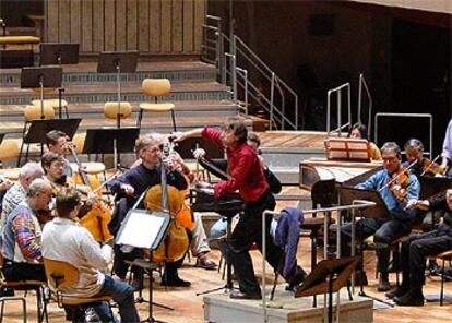 Giovanni Antonini dirige un ensayo con la Orquesta Filarmónica de Berlín.