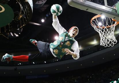 La mascota de los Boston Celtics realiza un mate en el tiempo muerto del cuarto cuarto del partido que enfrentó a su equipo con los Minnesota Timberwolves en Boston.