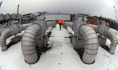 Un operario camina entre las tuberías de una estación de compresión de gas en Waidhaus (Alemania). EFE/Archivo